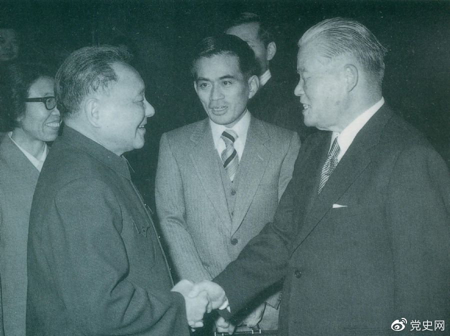1979年12月6日，邓小平会见日本首相大平正芳。